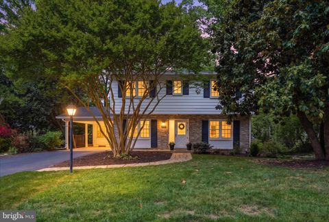 Photo of 312 Broadleaf Dr, VIENNA, VA 22180 (MLS # VAFX2309658)