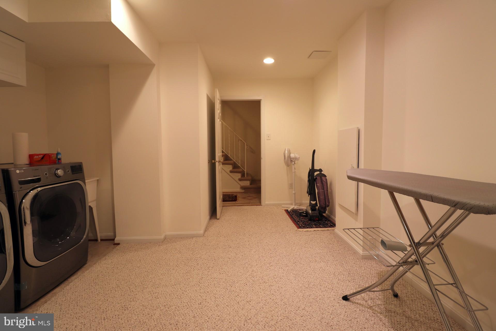 ORANGE HUNT SQUARE - Residential