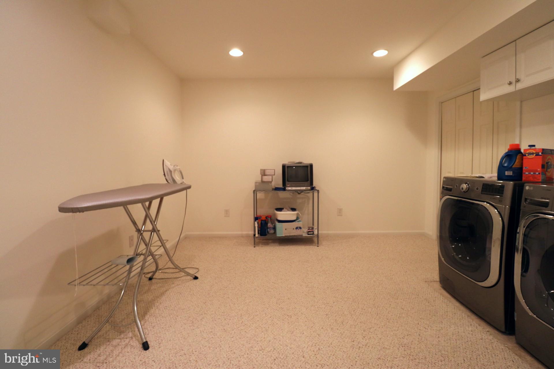 ORANGE HUNT SQUARE - Residential