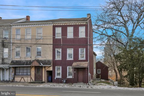 Townhouse For Sale - 70 N Centre Avenue Ave<br/> Berks County, LEESPORT, PA 19533