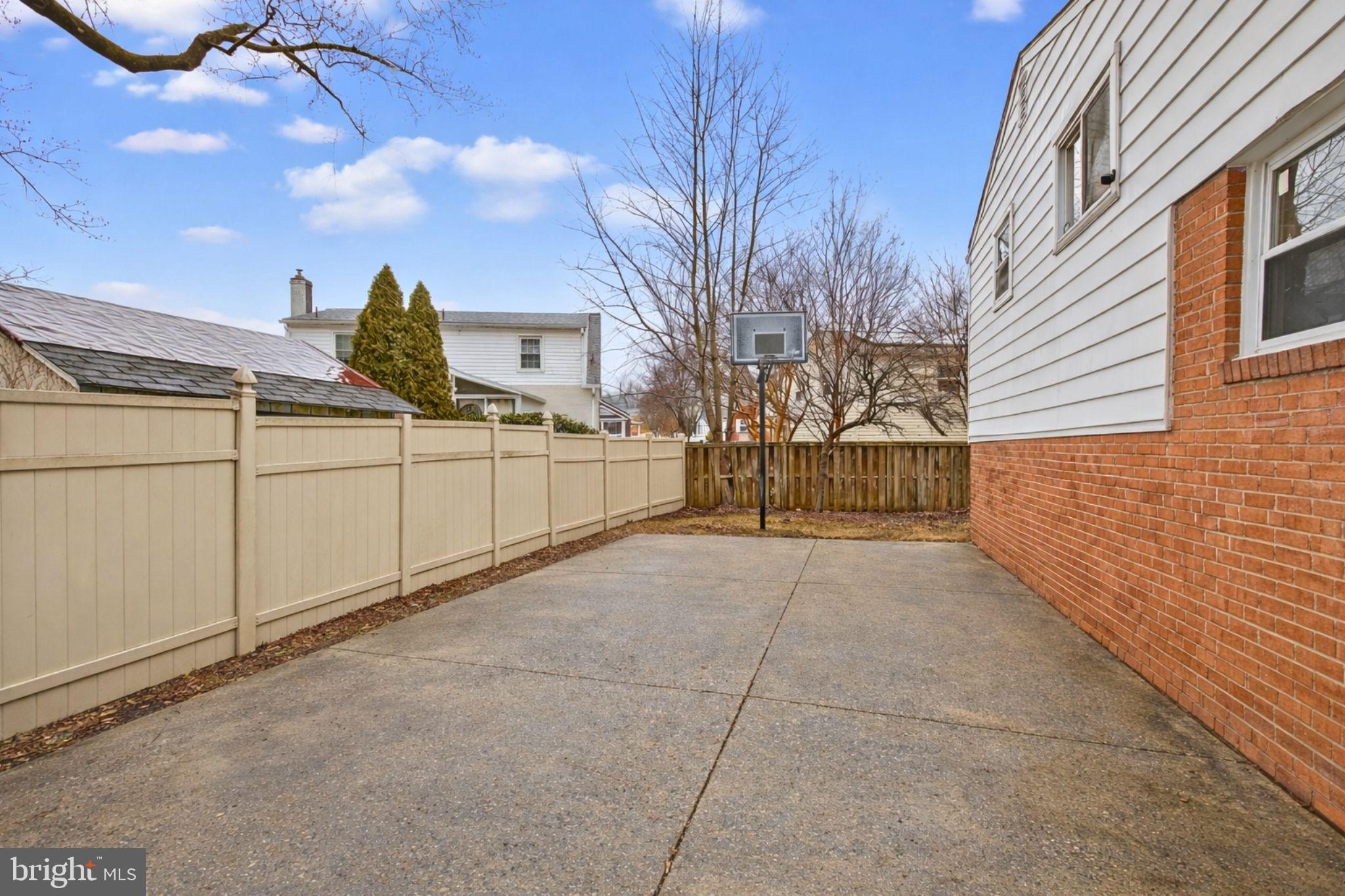 10104 KINROSS AVENUE