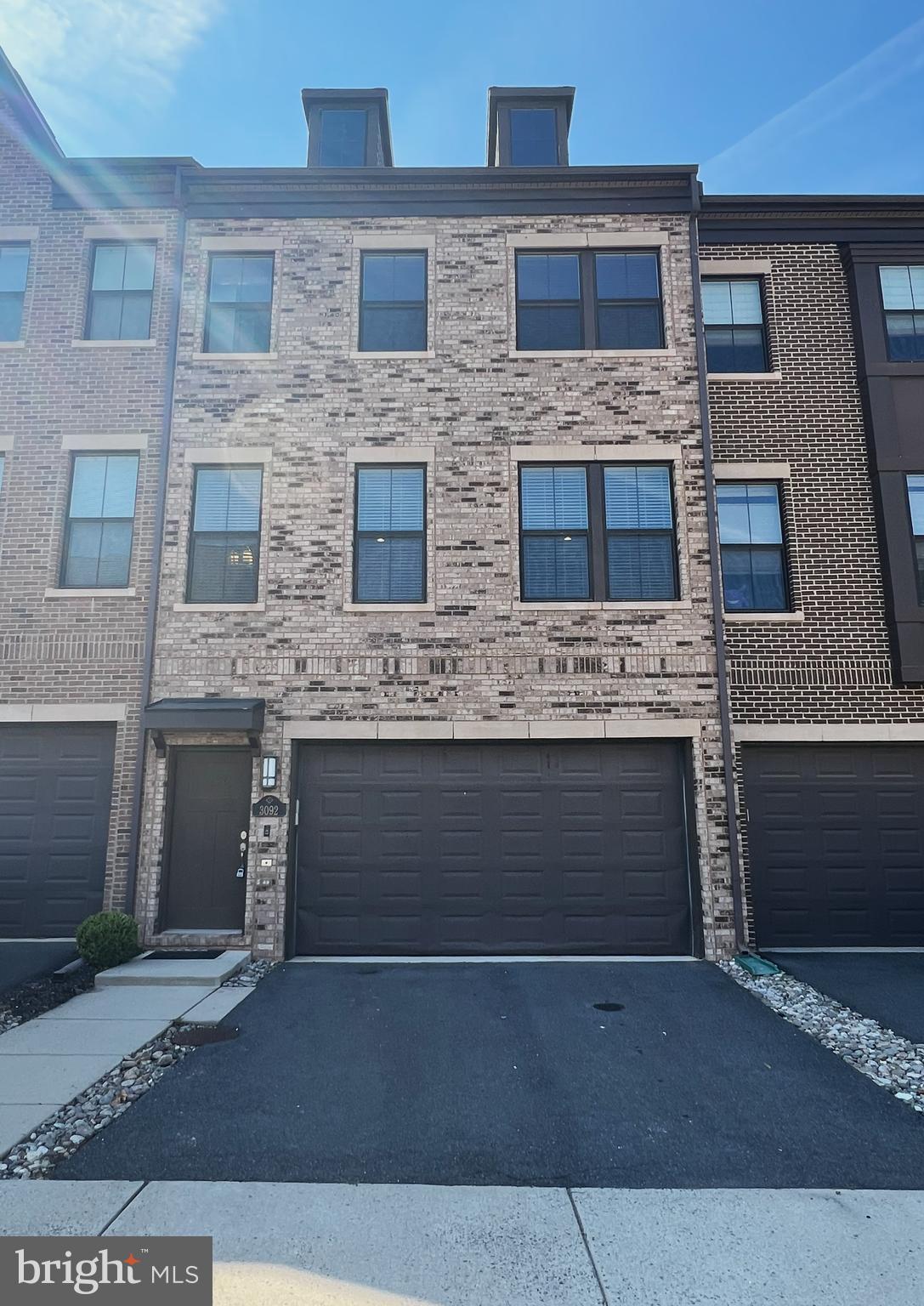 DISCOVERY SQUARE - Residential Lease