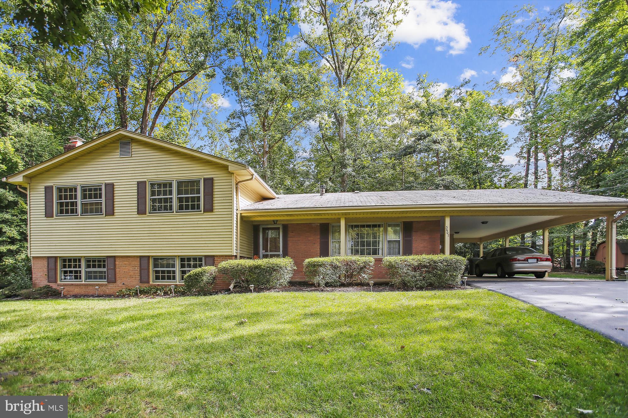 Located on a quiet cul-de-sac, this huge 4 level split features approx 2512 finished sq. Ft., plus approx 775 unfin sq.ft. There are 4 spacious upper bedrooms & 2 baths plus an additional 5th “legal” bedroom/home office & nearby FULL bath on the rec room/family room level. The kitchen offers generous eat-in space, a pantry, and recent double wall ovens. The HUGE lowest 4th level is unfinished and great space for hobbies or storage. There is also a handy storage closet behind the 2 car carport for bikes plus a shed in the partially fenced yard. HVAC 2012, Gas HWH 2016, roof 2001.
Mantua is an awesome community with lovely trails plus annual gatherings & events. Woodson HS pyramid. Mantua ES & Frost MS are AAP Level IV centers. 3.6 miles/10 mins to Vienna/Fairfax-GMU Orange Line Metro Station. 10 mins to George Mason Univ., 4 min to Trader Joe’s, 6 min to Safeway & 21 min to Fairfax Wegman's. 12 min to Mosaic District featuring Angelika Film Center Theaters, Target & restaurants including Alta Strada, Caboose Commons Brewing, Cava, District Dumplings, Dolcezza Gelato, Our Mom Eugenia, Playa Bowls, Pupatella, Rasa, Red Apron Butcher, Shake Shack, Sweetgreen, Ted’s Bulletin, The Italian Place, True Food Kitchen, Urbano & more! Don't miss the farmer's market Sun 9-12. You're only 5.3 miles to the heart of Historic Town of Vienna where you'll enjoy Clarity Restaurant, Ristorante Bonaroti, Le Bistro, Café Renaissance, Evelyn Rose, Caboose Brewing Company, Cava, Roberto’s Ristorante Italiano, Bear Branch Tavern, Maple Avenue Restaurant, Pazzo Pomodoro, Natta Thai, Hawk & Griffin, Plaka Grill, Caffe Amouri, Kizuna Sushi & Ramen, Amma Vegetarian Kitchen, Sunflower Vegetarian Restaurant, Lotus Garden, Panera Bread, Great Harvest Bread, The Pure Pasty Co., Vienna Inn, Mod Pizza, Foster’s Grille, The Sandwich Shop, Taco Bamba, Ledo Pizza, Chipotle, Virginian Restaurant, Sushi Yoshi, Sweet Ginger, Sweet Leaf Cafe’, Chi Mc Korean Fried Chicken, Istanbul Blue, Nothing Bundt Cakes, Magnolia Dessert Bar & Coffee, The Maple Room and more! 19 mins to Wolf Trap & 17 mins to Capital One Hall for world class entertainment.
2 incomes max to qualify. 700 min credit score. No co-signers. Ideally, owners prefer 24 month lease or beyond, but may consider thru July of 2026. Small dog or cat considered case by case. Owner has no info if fireplace is safe & requests it NOT be used. Tenant responsible for mowing and leaf removal. Landlord responsible for gutter cleaning, lawn fertilization, and lawn weed prevention. NEARBY POOL BY SPACE AVAILABLE MEMBERSHIP