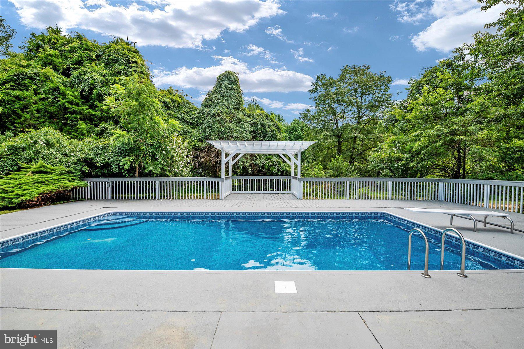 PARIS PINES - Residential