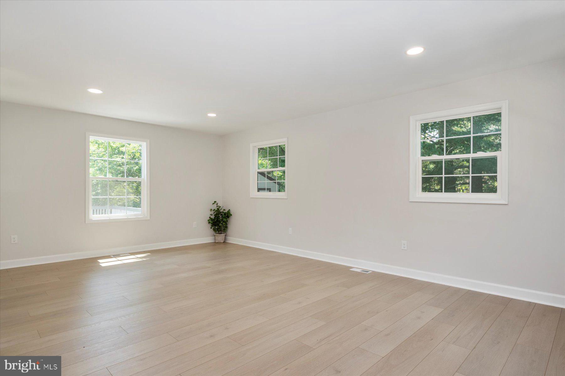 PARIS PINES - Residential