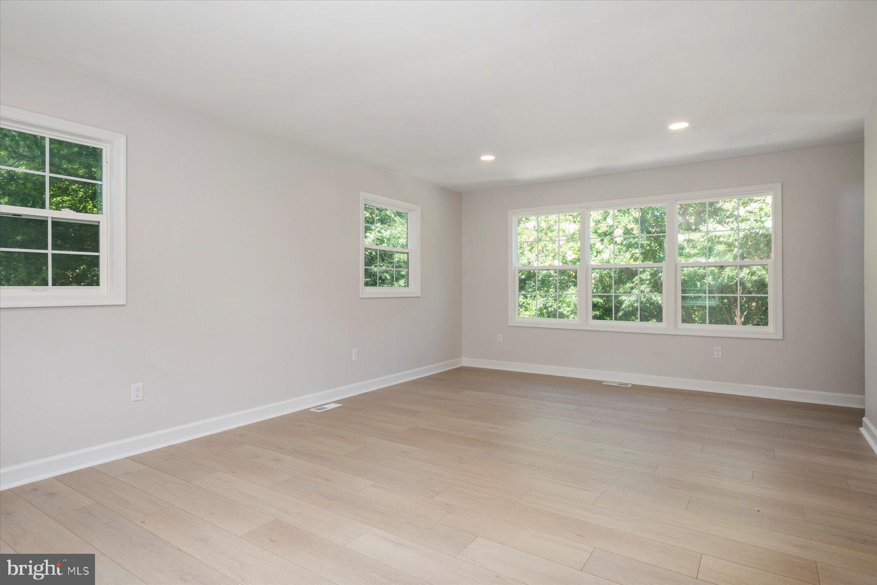 PARIS PINES - Residential