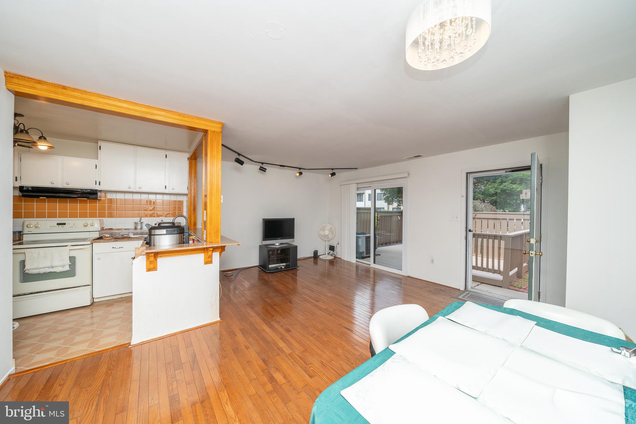 9943 FOREST VIEW PLACE