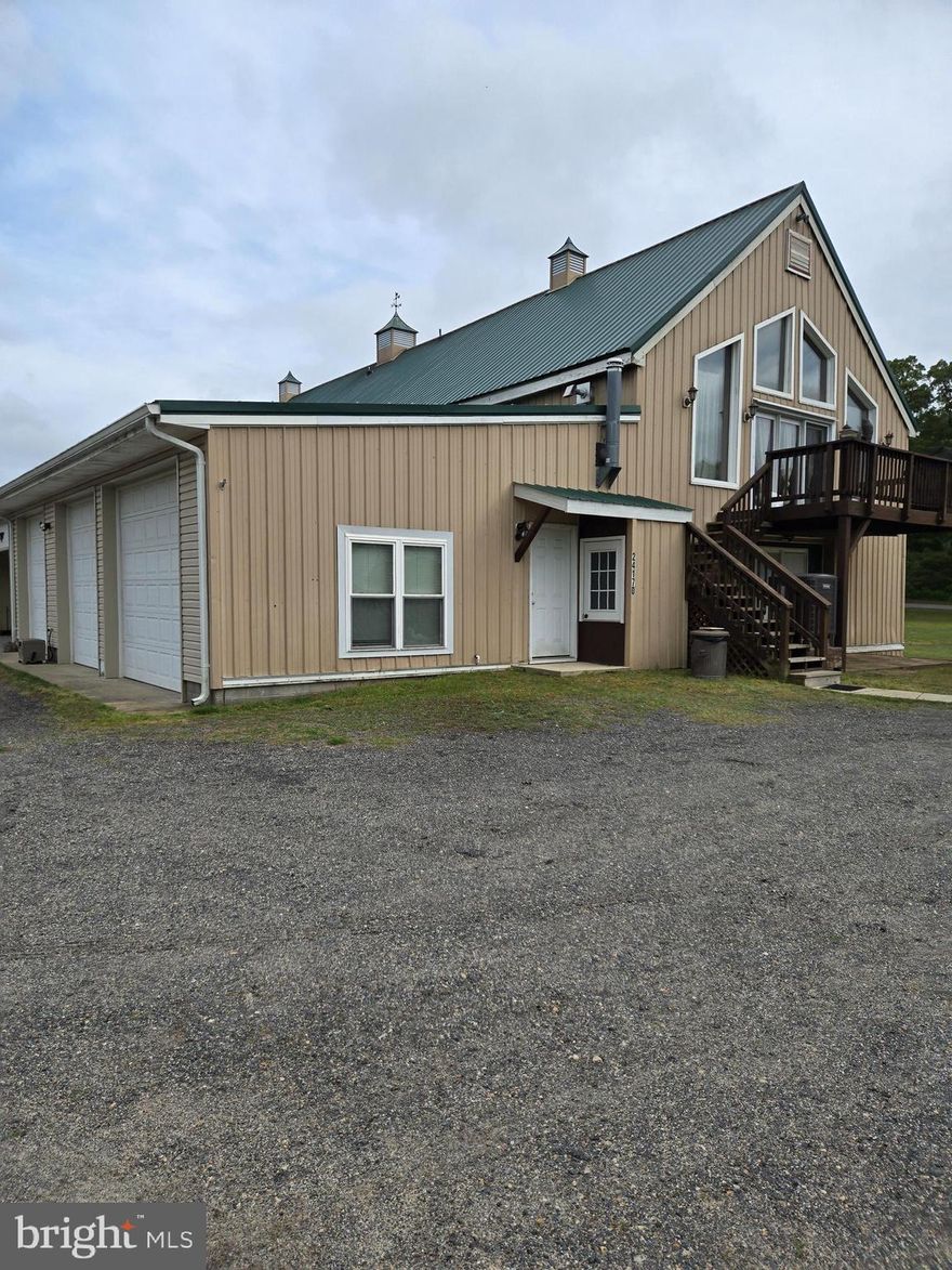 Great Hollywood location. Clean  remodeled apartment, kitchen, living room,  one bedroom with Stack washer/dryer included.  Beautiful location next to a horse farm .