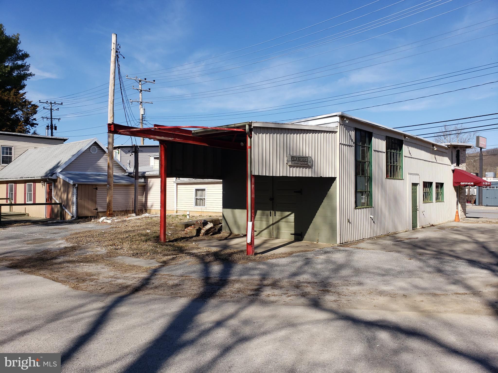 Main image without alt text