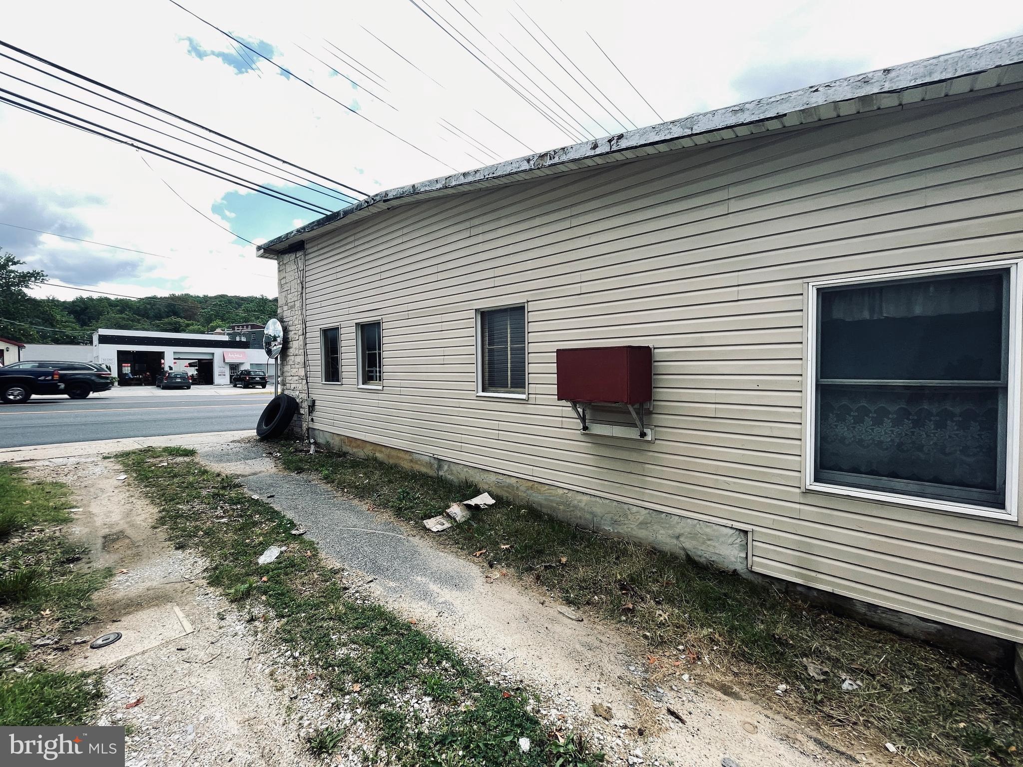 Main image without alt text