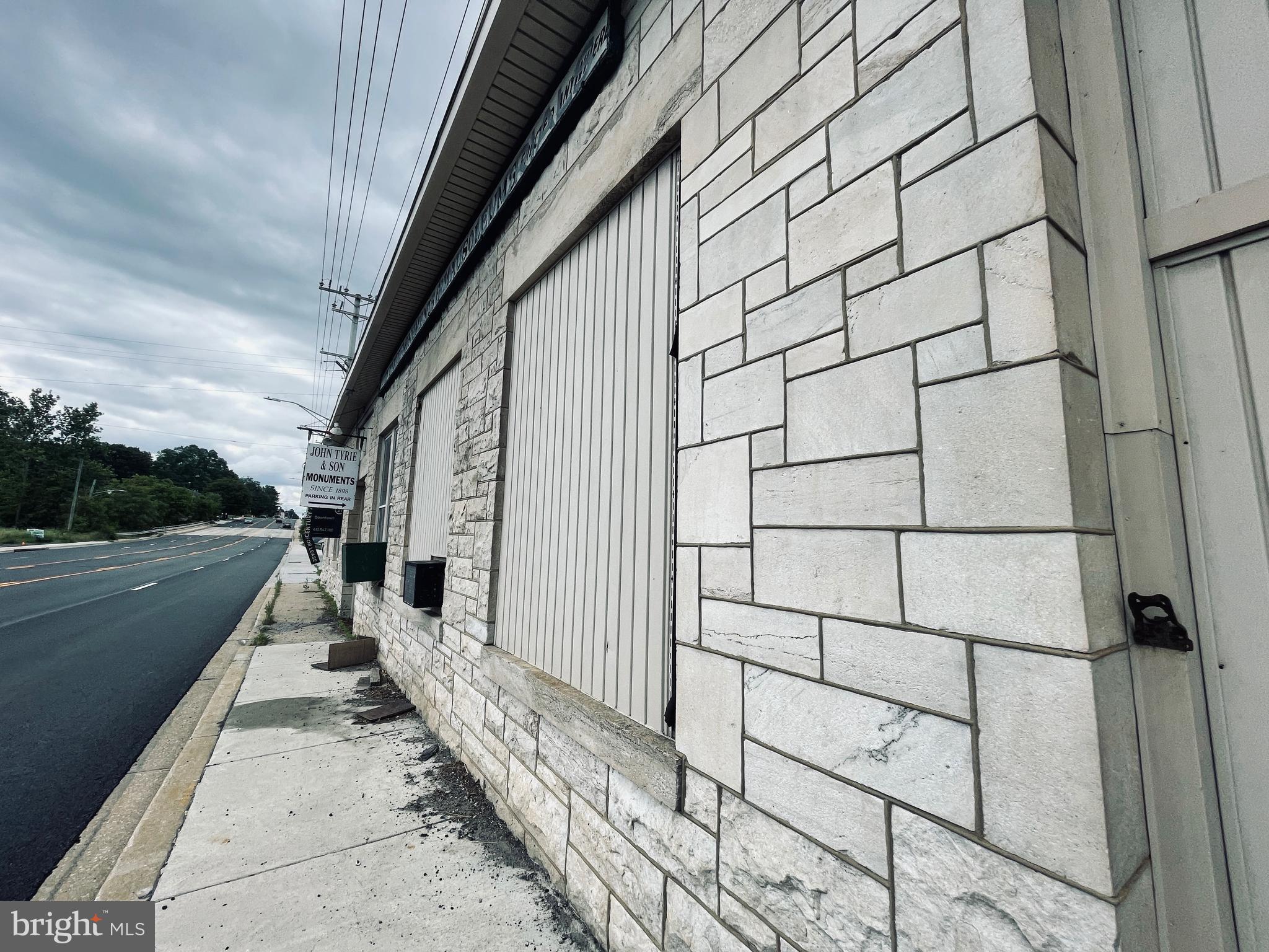 Main image without alt text