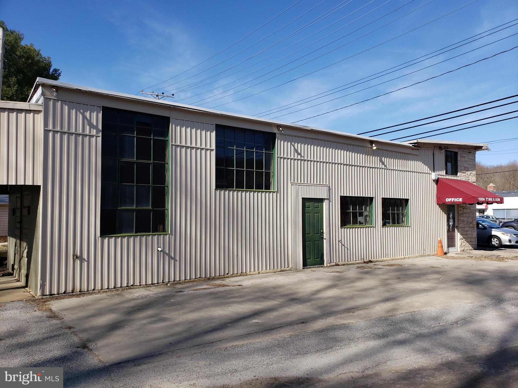 Main image without alt text