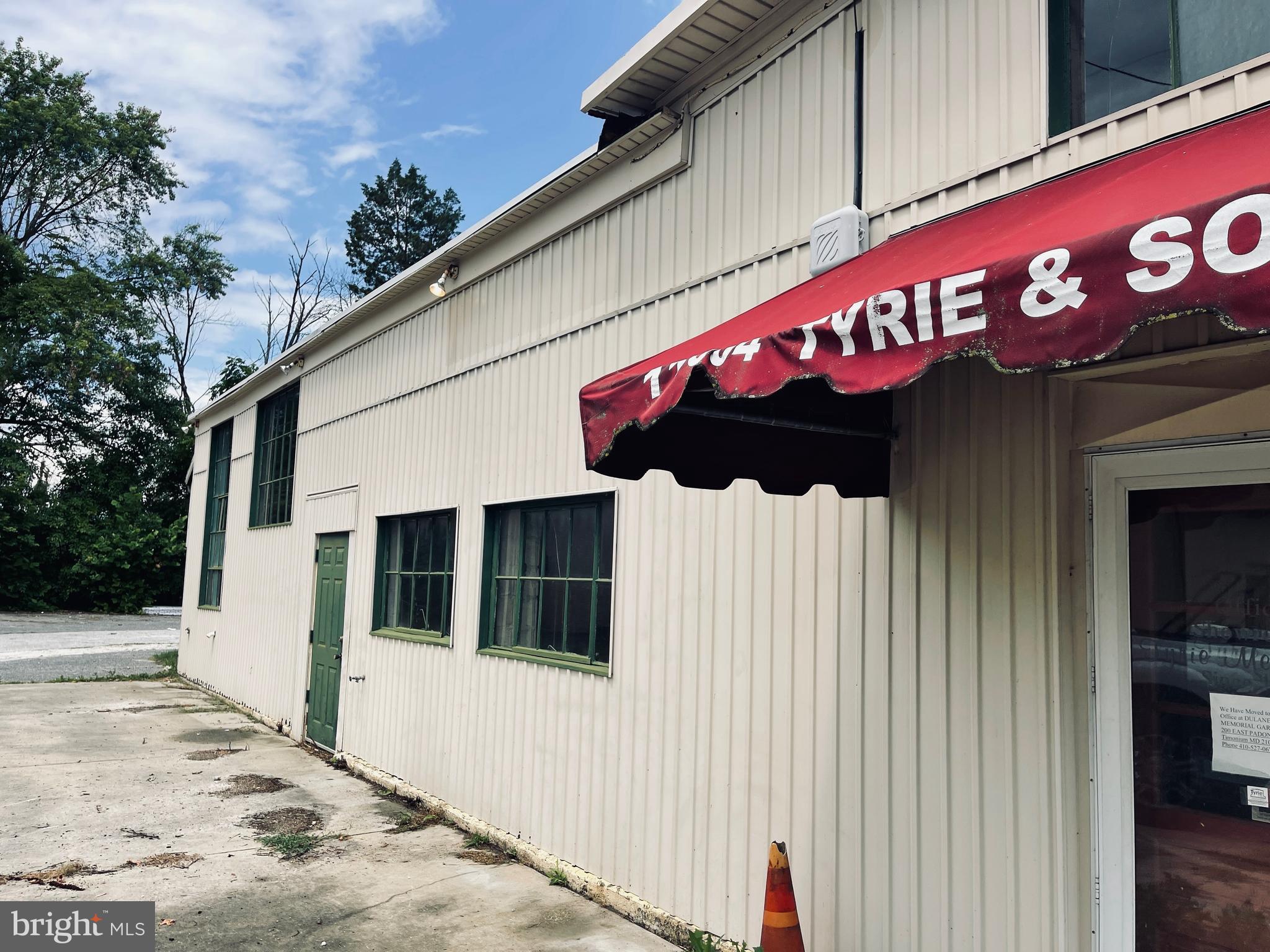 Main image without alt text