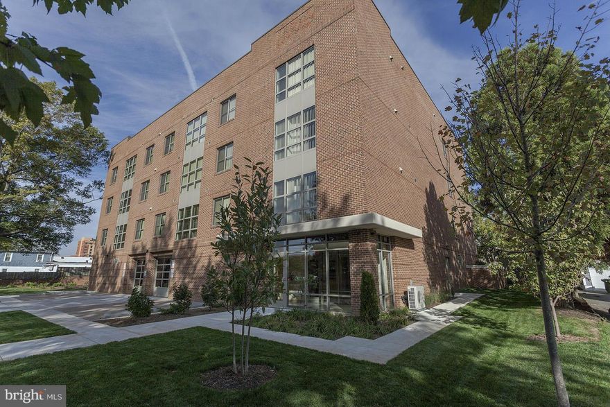 Clarendon's boutique apartment building with just 13 homes on a quiet residential street. One block to everything. Very spacious home featuring a chefs kitchen with stainless/granite, wood style flooring, in unit laundry. Great alternative for those not wanting to live in large building but desire high quality quarters. Parking space available to rent.