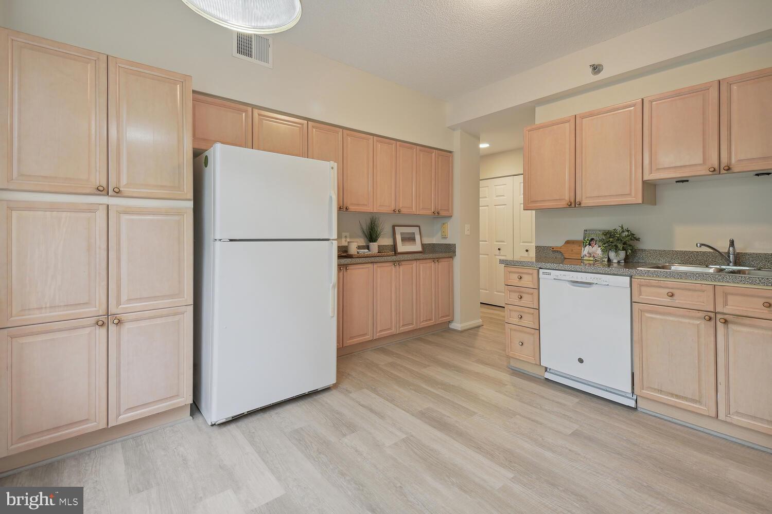 TURNBERRY COURTS AT LEIS - Residential