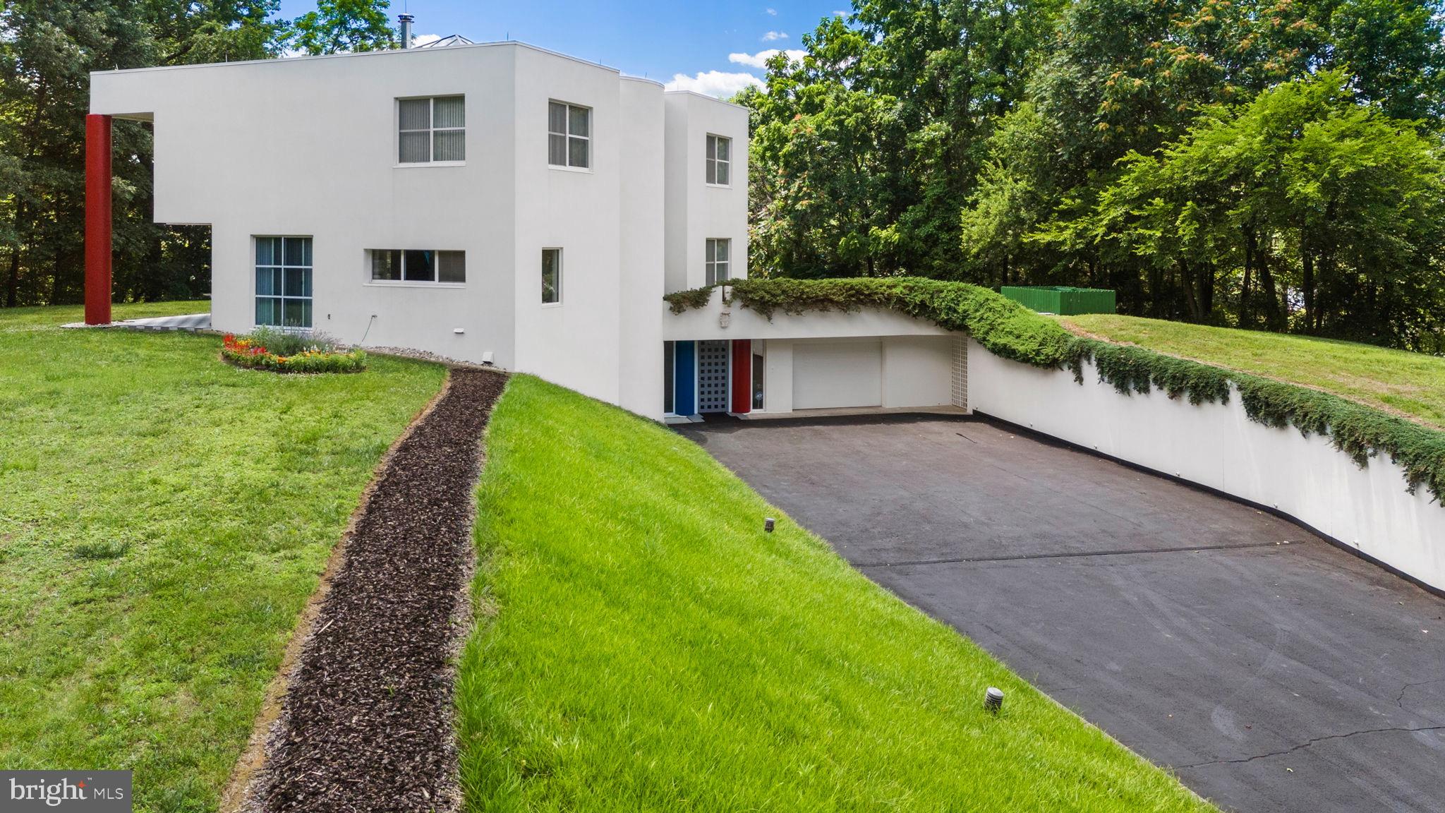 273 PEMBROKE LN