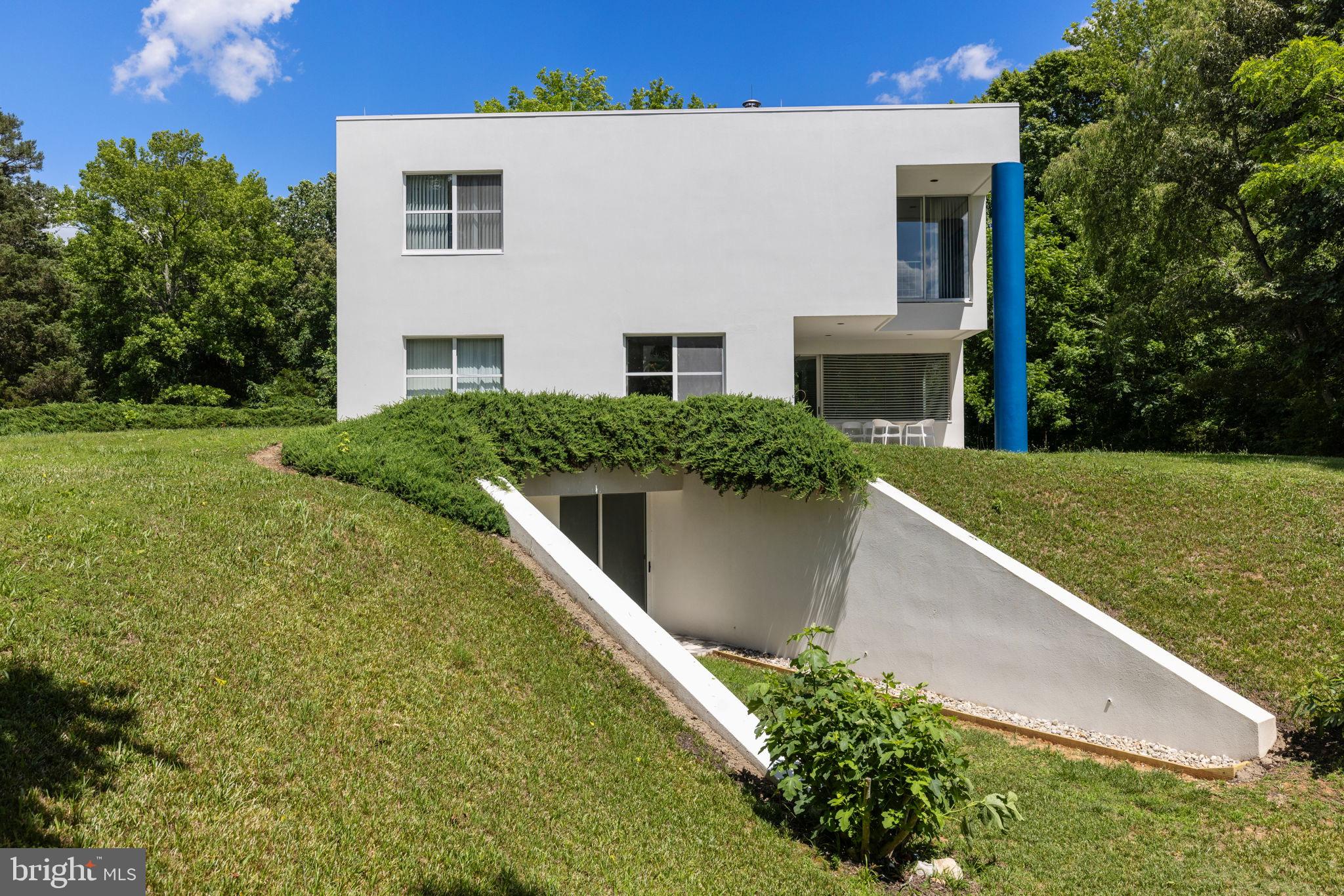273 PEMBROKE LN