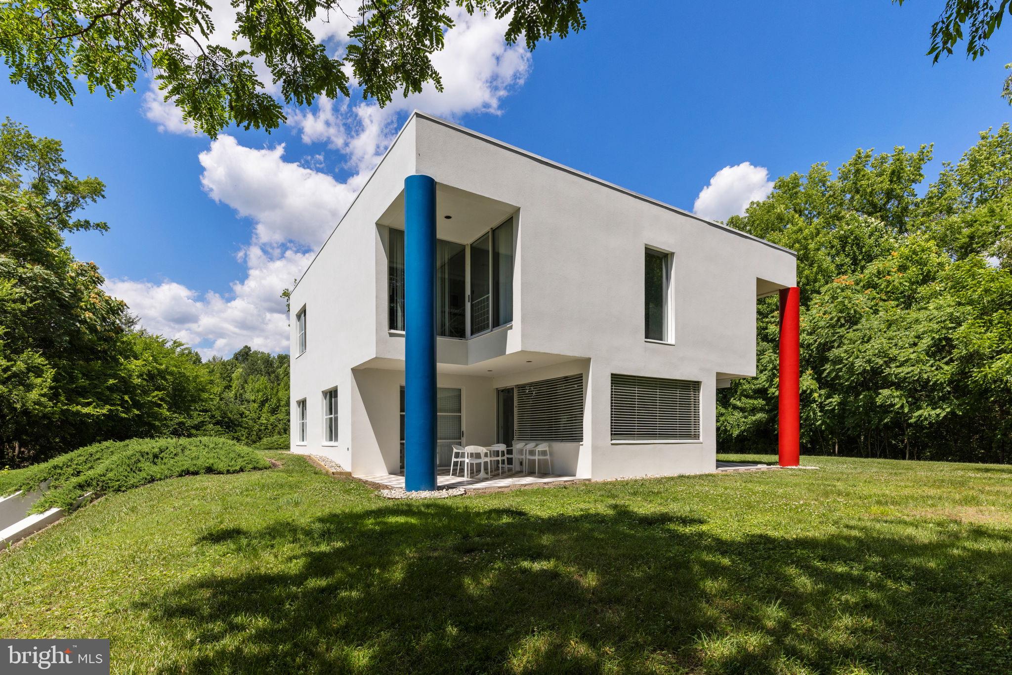 273 PEMBROKE LN