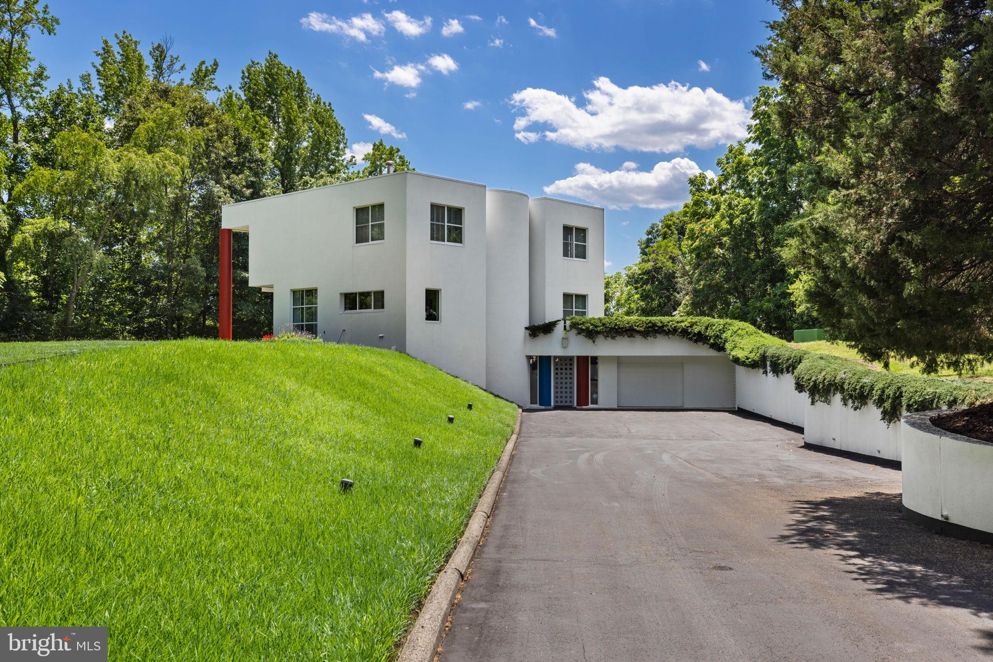 273 PEMBROKE LN