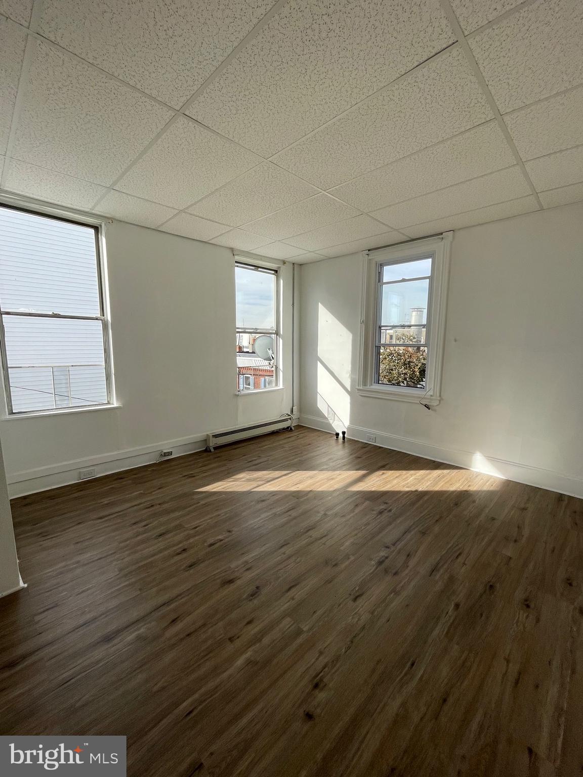 Large 2 FL apartment, ready to be move in anytime.