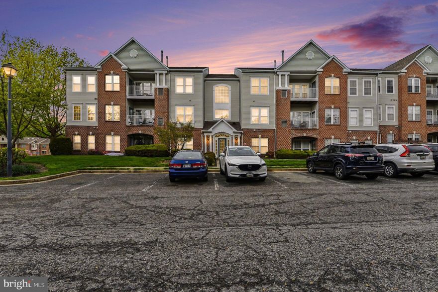 DREAM BIG!
Welcome to this beautifully maintained 2-bedroom, 2-bath condo with a versatile den—perfect for a home office, guest space, or cozy retreat. The spacious primary suite features a private en-suite bath and a generous walk-in closet, offering both comfort and convenience.
Enjoy the ease of in-unit laundry with a full-size washer and dryer. The well-appointed kitchen includes a breakfast bar, gas cooking, and ample cabinet space, making it ideal for both everyday living and entertaining. Step outside to your private balcony—perfect for morning coffee or unwinding at the end of the day.
Ideally located close to a variety of restaurants, shopping, and everyday conveniences, this home combines low-maintenance living with a highly desirable location. A must-see!