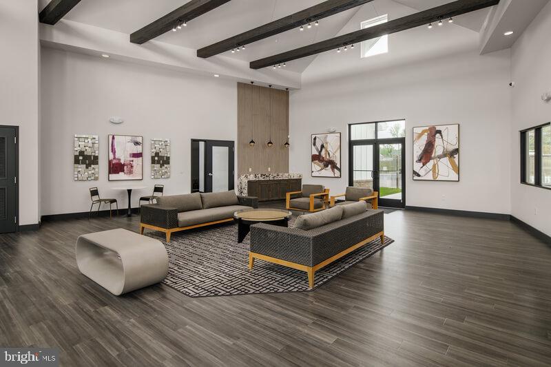 SOUTH LAKE - Residential