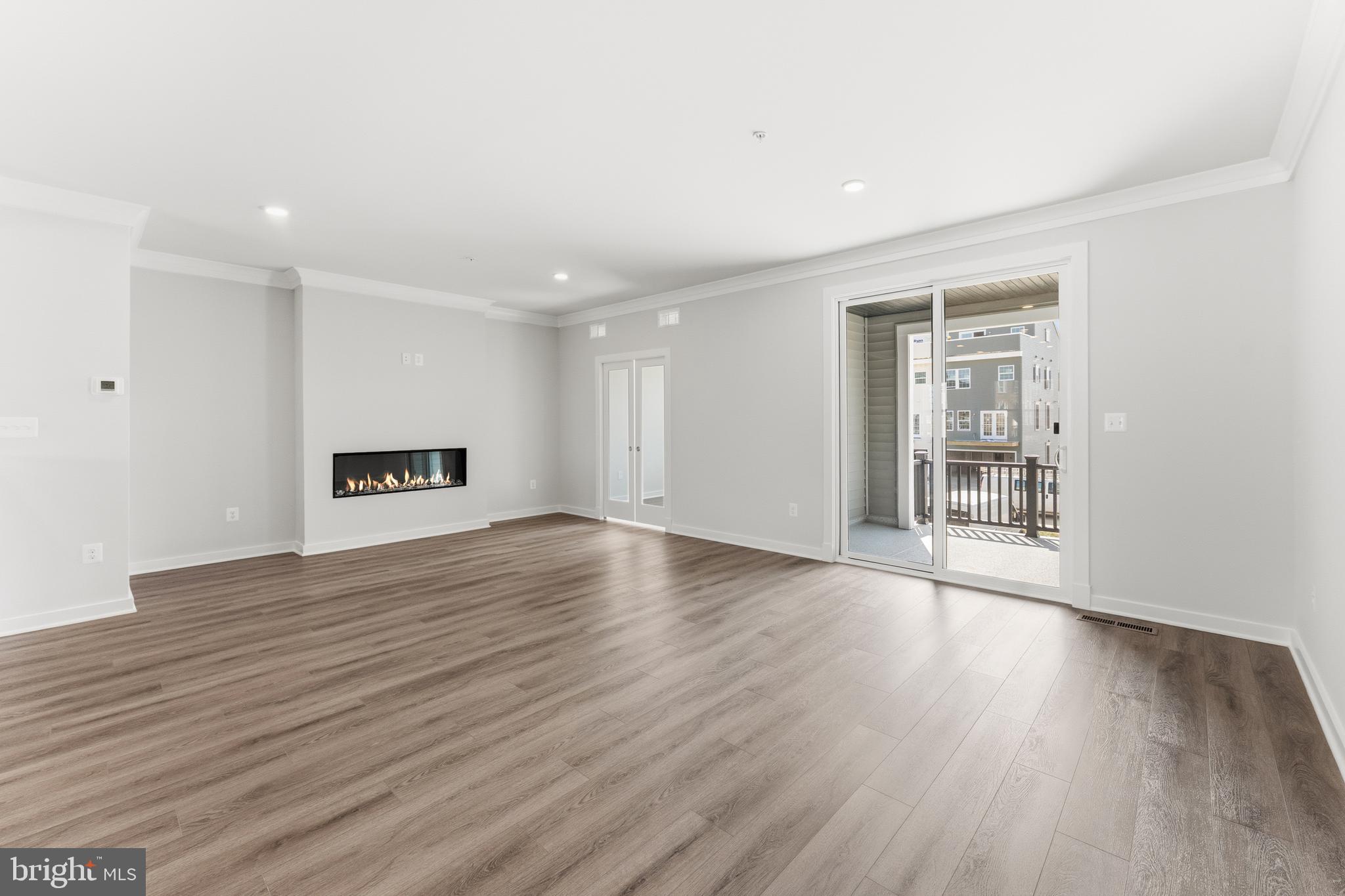 SOUTH LAKE - Residential