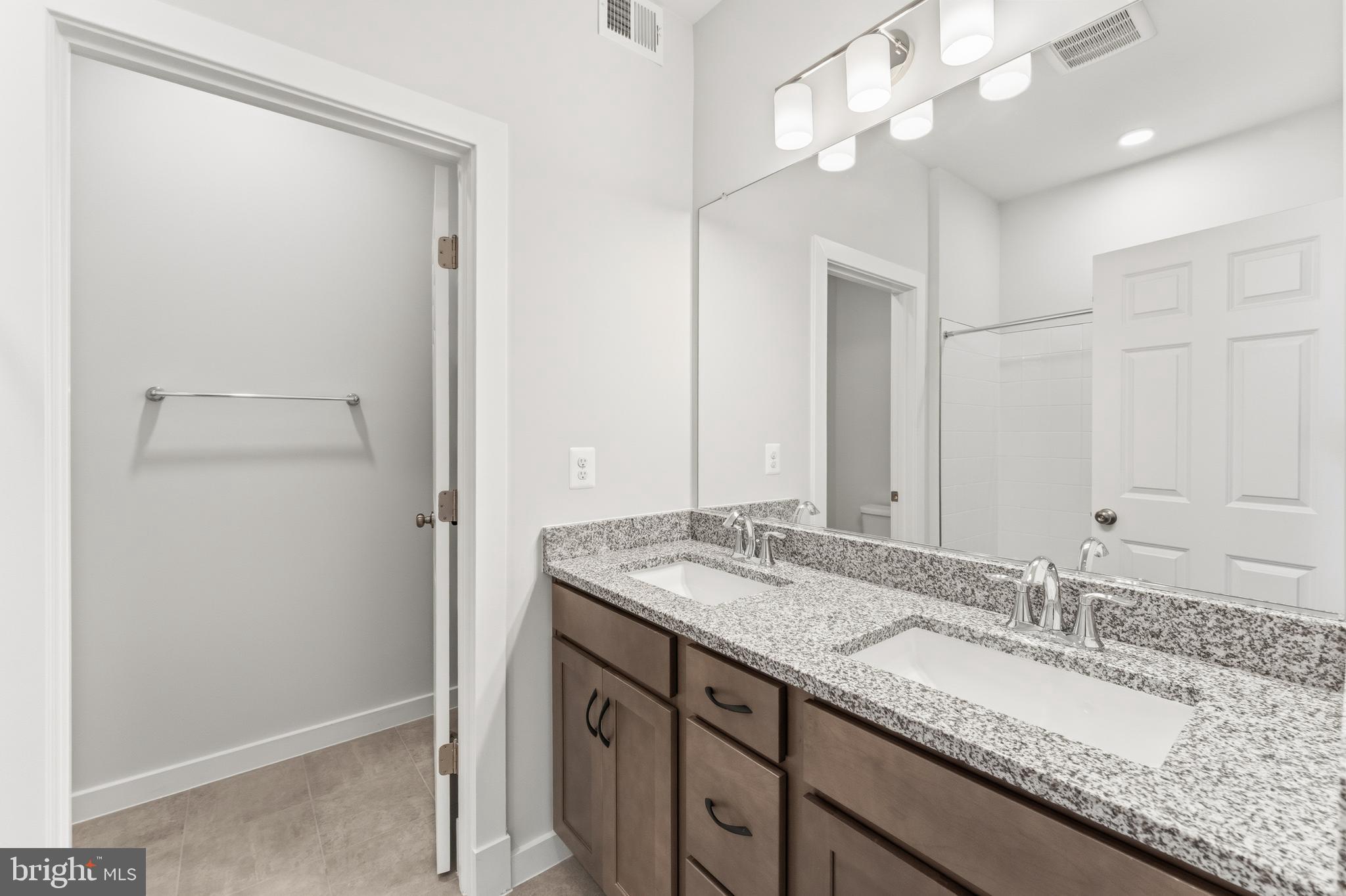 SOUTH LAKE - Residential