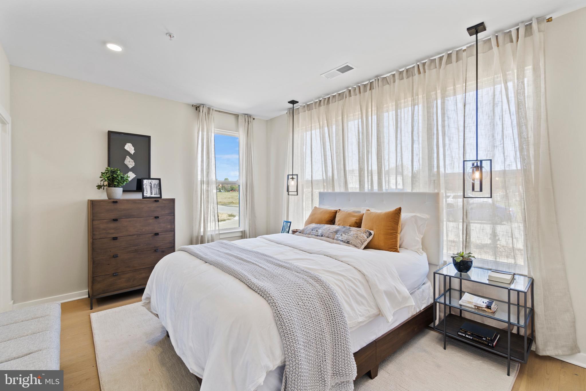 SOUTH LAKE - Residential