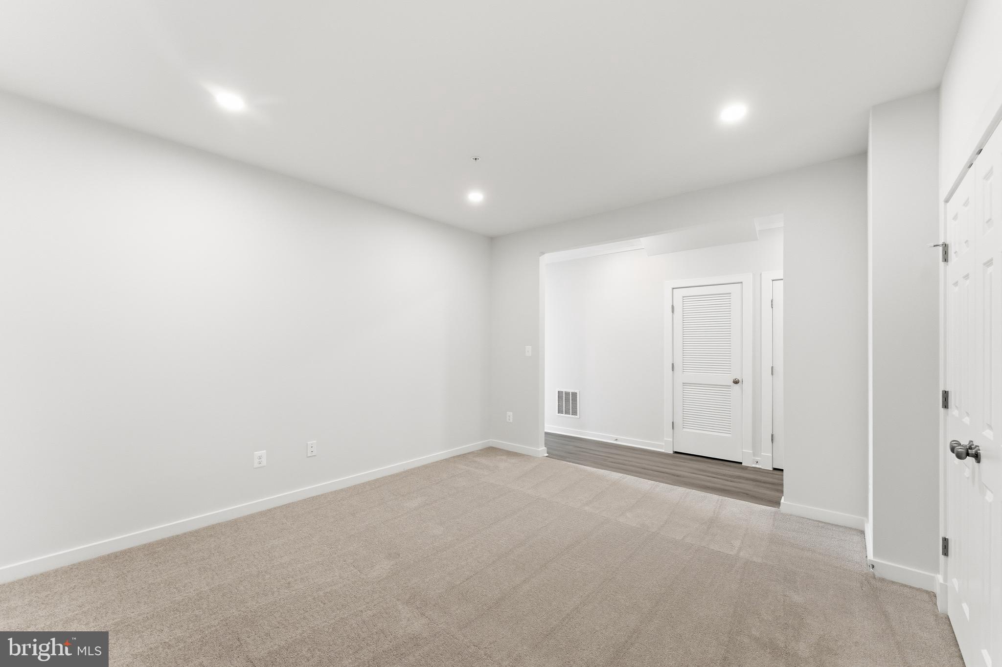 SOUTH LAKE - Residential