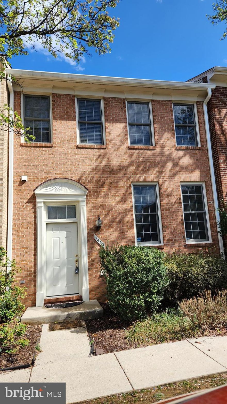 You will love the open and large living room/dining combo plus eat-in kitchen with fireplace and walk out to spacious deck! Beautiful green outdoors right behind the house plus private fenced back with patio! New carpet and fresh paint! MBR with vaulted ceiling, walk in closet, separate tub and shower. Huge rec room and lots of storage in the laundry room. The community amenities are a huge draw along with trails and lots of shopping and dining.