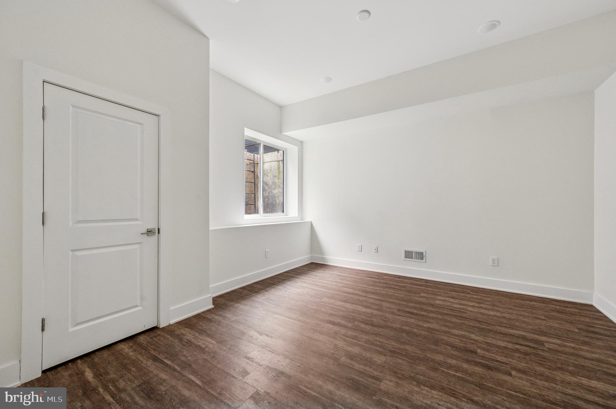 EAST KENSINGTON - Residential