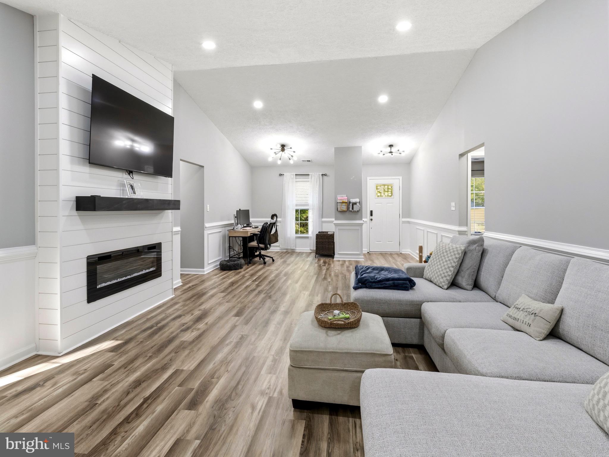 37043 NEWLANDS STREET