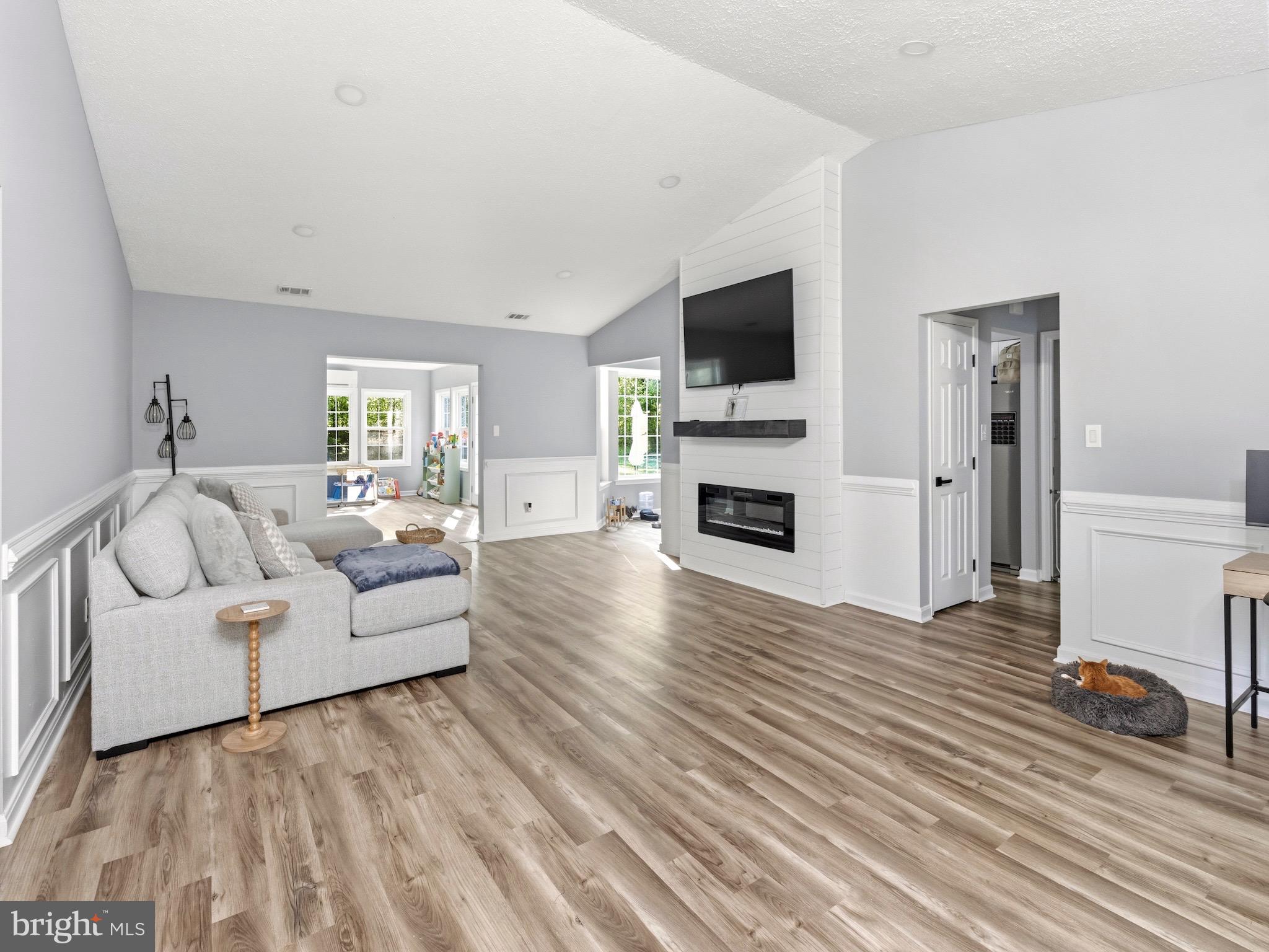 37043 NEWLANDS STREET