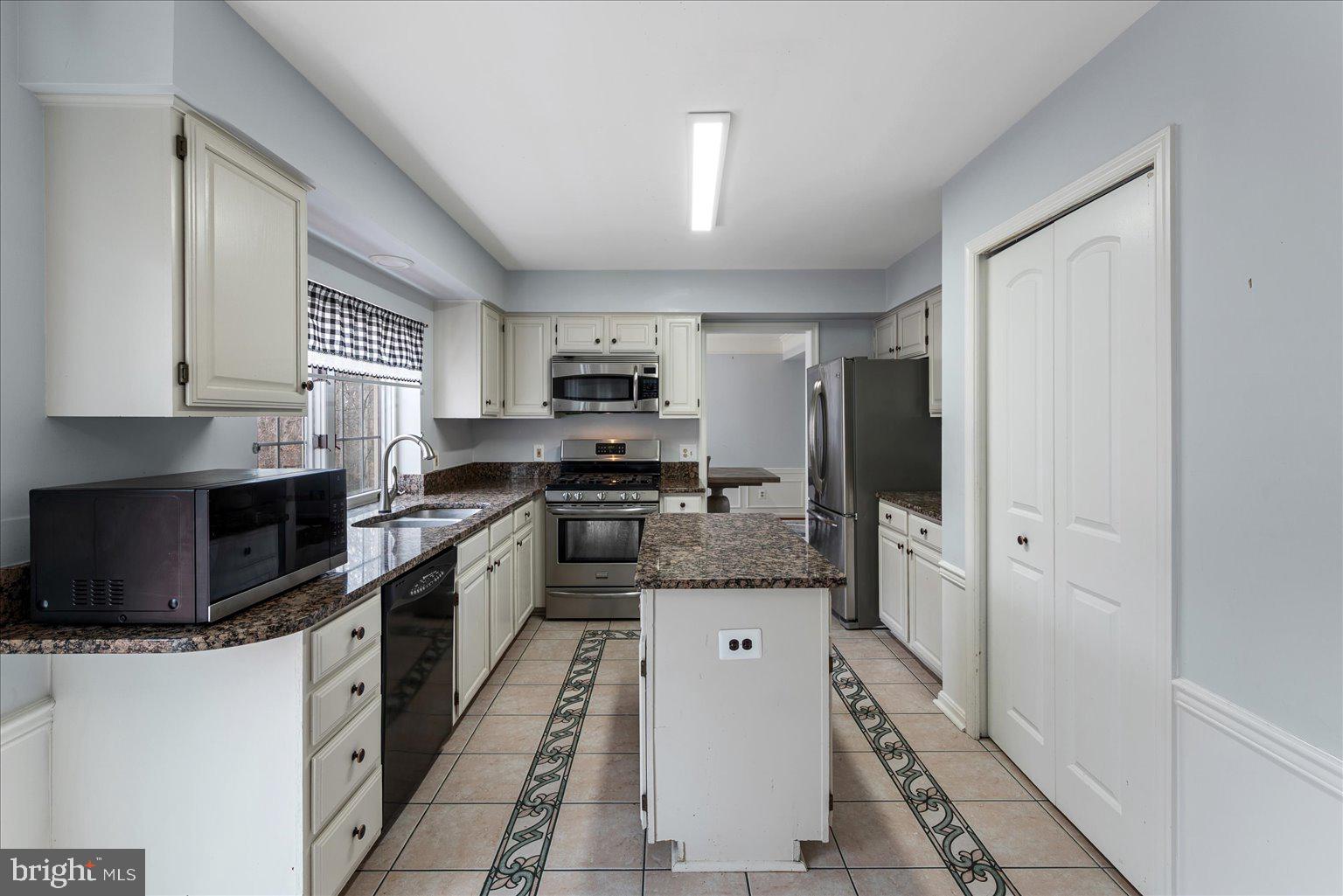 RIVER OAKS - Residential