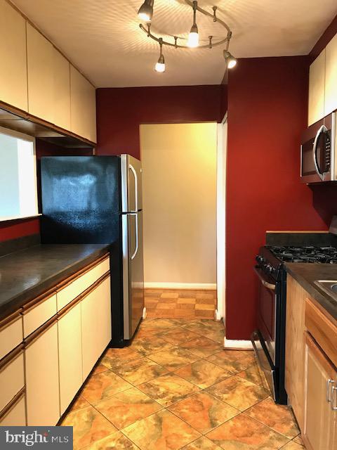 MARLOW TOWERS CONDOMINIUMS - Residential