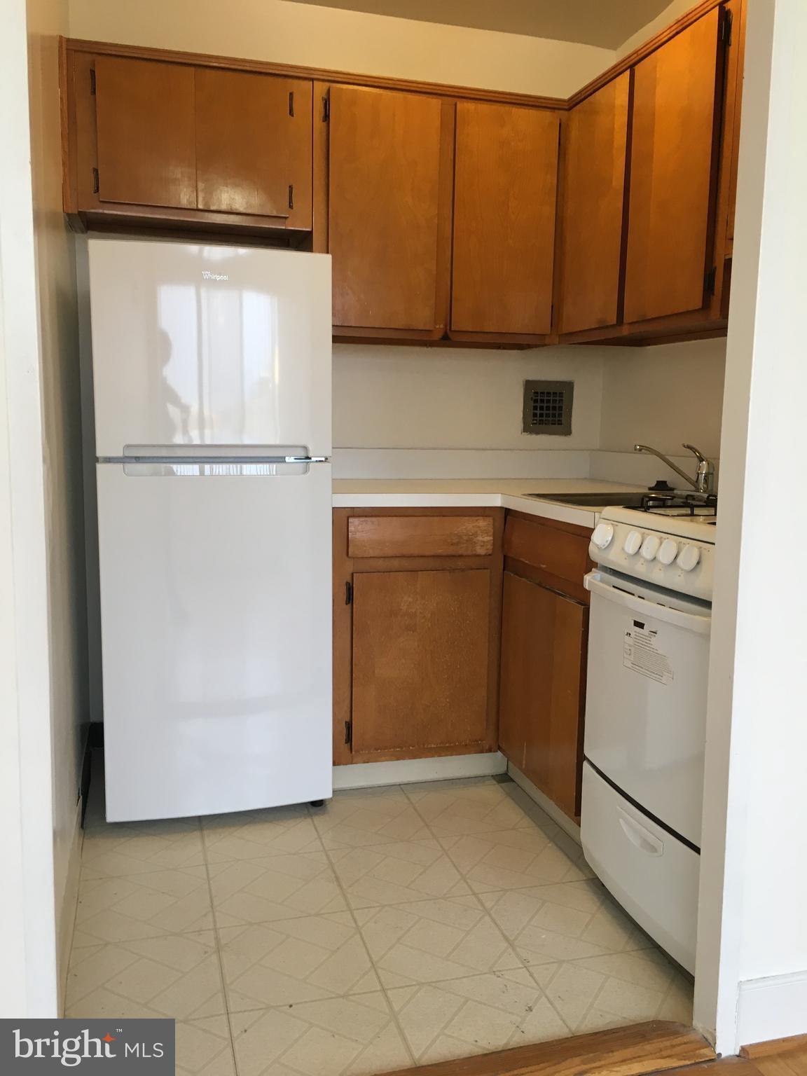 RIVER TOWERS - Residential Lease