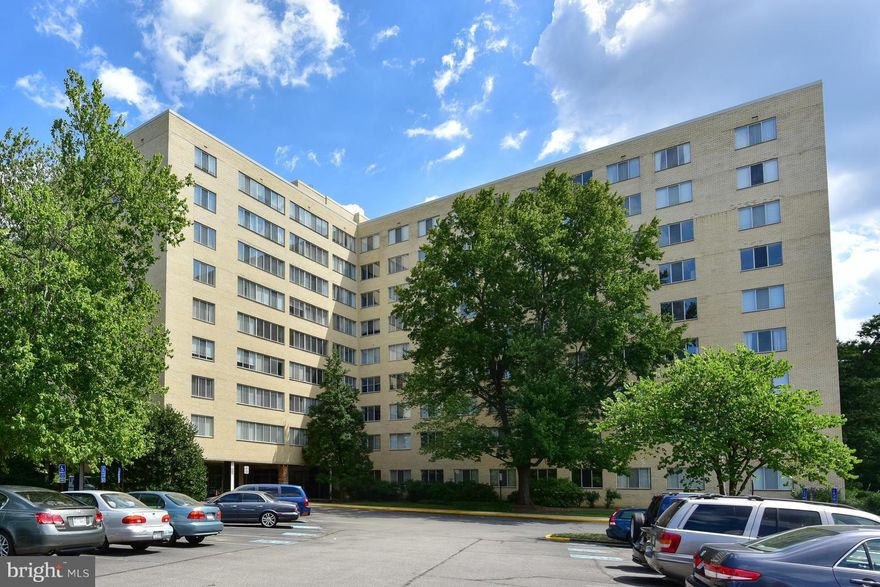 Super cute, low-maintenance living! Top-floor studio condo with new kitchen appliances, walk-in (through) closet, hardwood floors, freshly painted and great views. Amenities include rooftop deck, swimming pool, garden plots (fee), tennis & basketball courts.  Just south of Old Town Alexandria, near MV Trail, shopping, rec center, restaurants, metro, GW Parkway, 495/95.. UTILITIES INCLUDED!