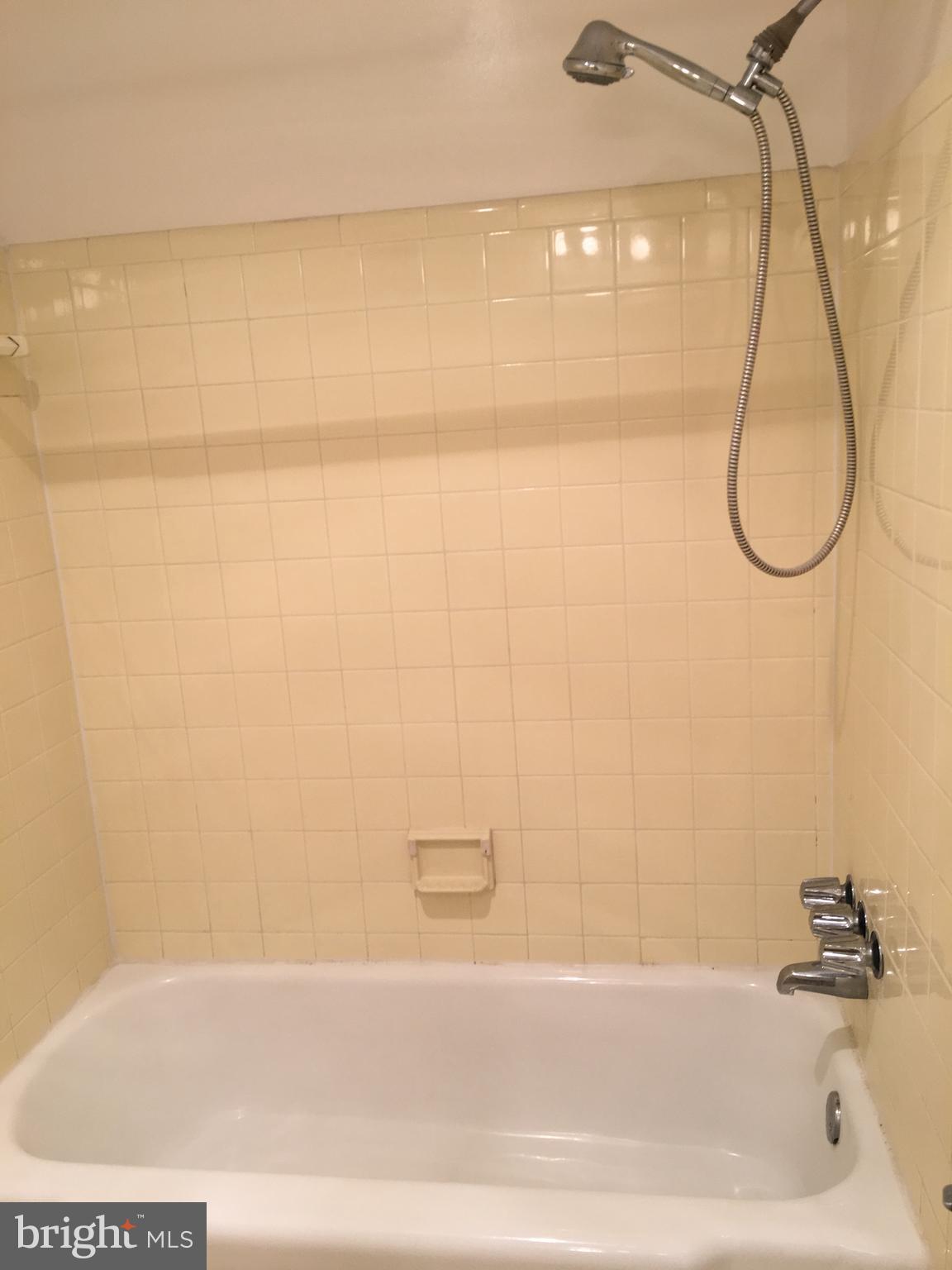 RIVER TOWERS - Residential Lease