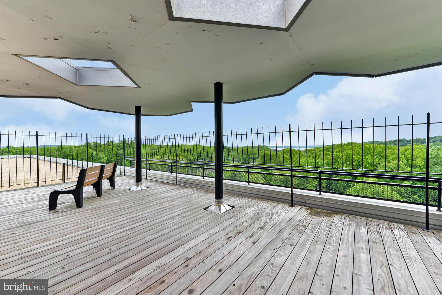 RIVER TOWERS - Residential Lease