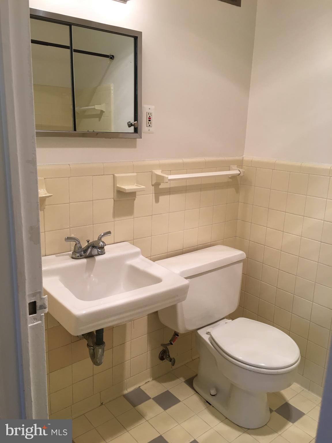 RIVER TOWERS - Residential Lease