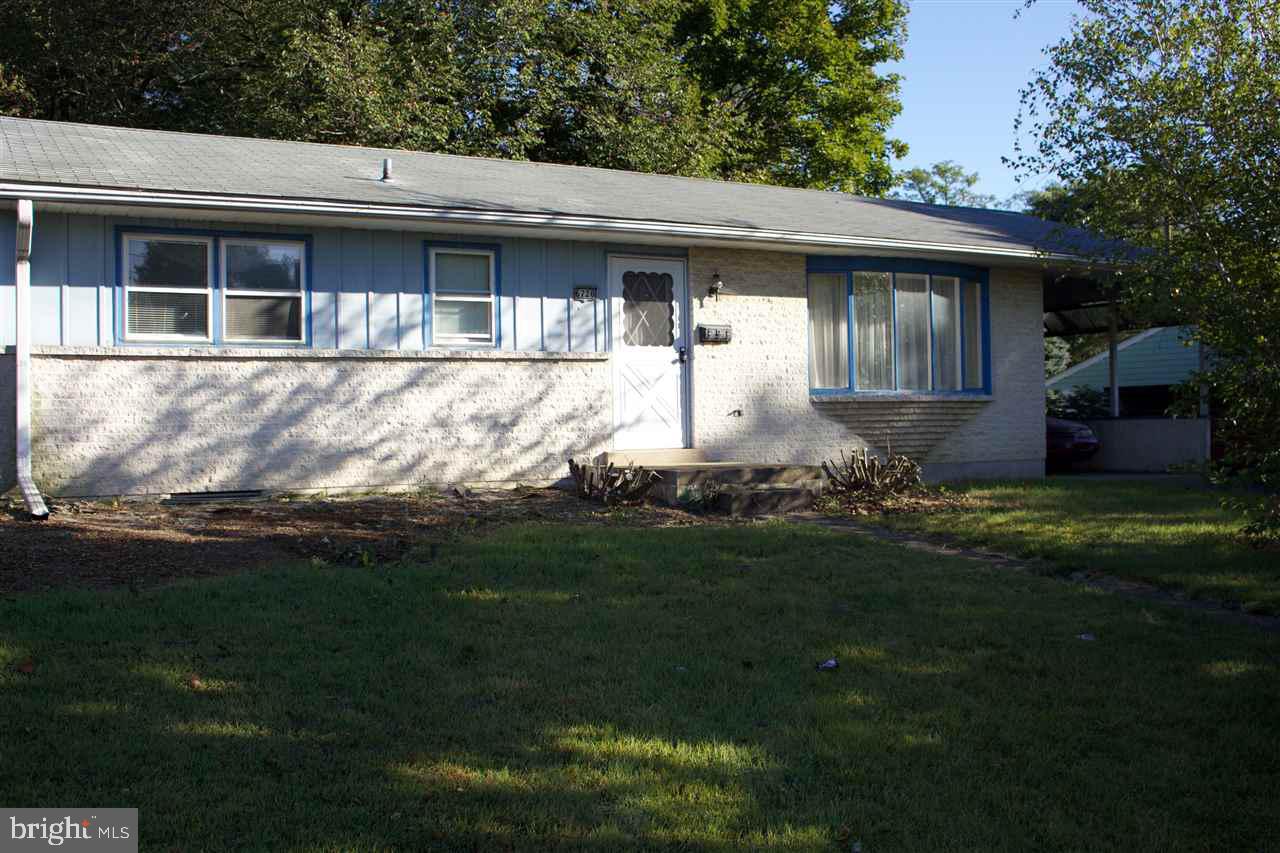 This is an estate and priced for future cosmetic updates. Great location! Close to everyday amenities, major roadways, and good schools! Don't miss out on this great opportunity! Agents - make sure you see the report in the Associated Documents!