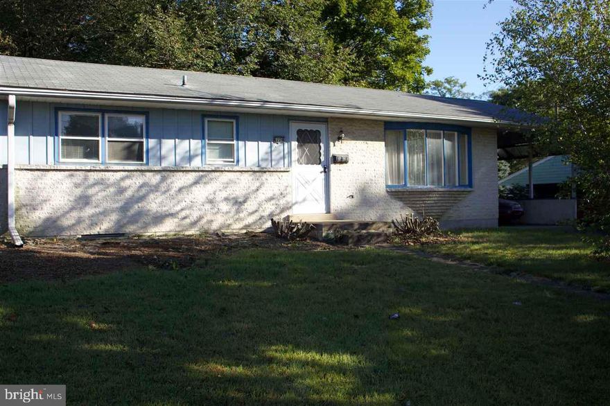 This is an estate and priced for future cosmetic updates. Great location! Close to everyday amenities, major roadways, and good schools! Don't miss out on this great opportunity!  Agents - make sure you see the report in the Associated Documents!