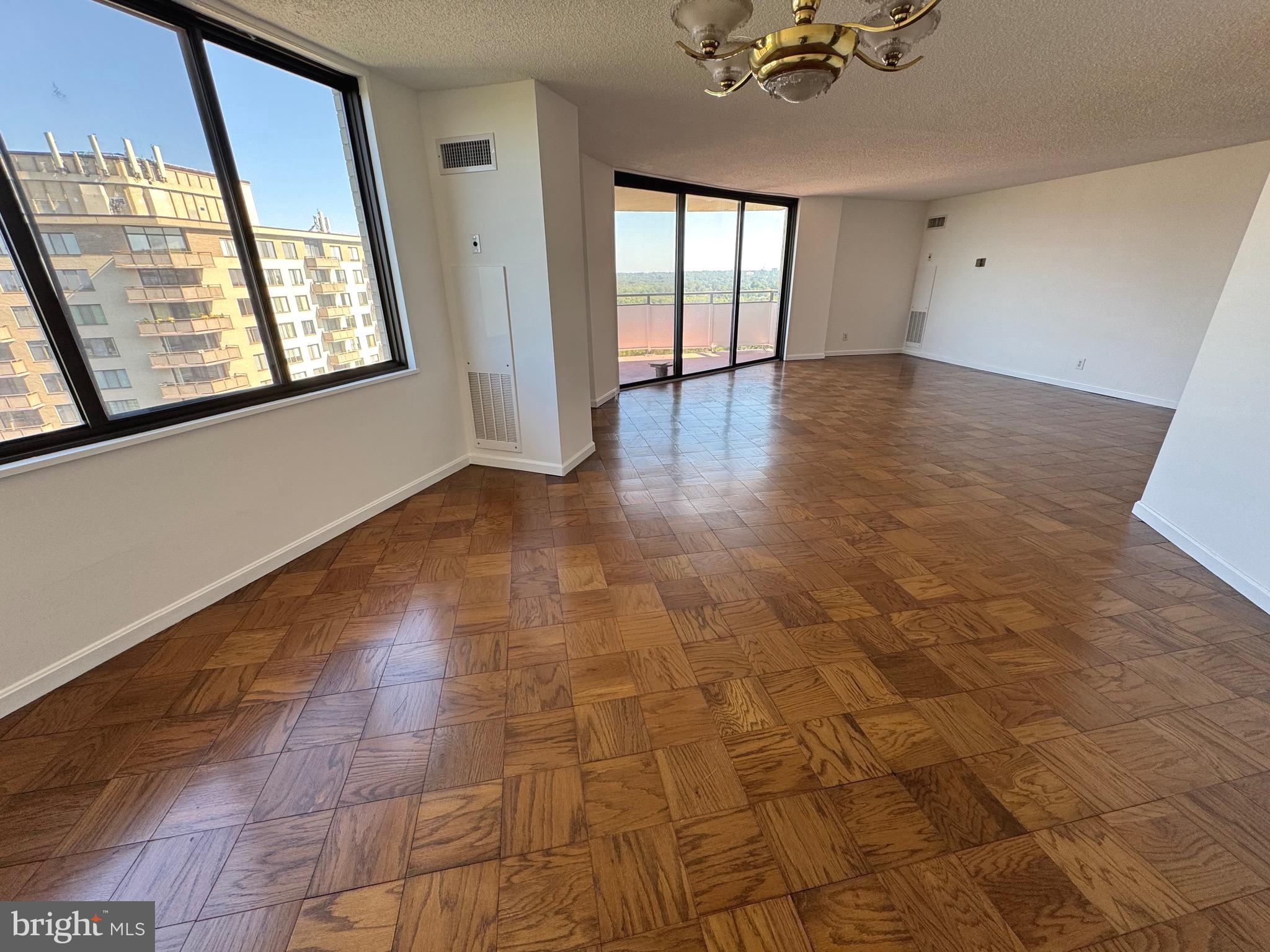 PROMENADE TOWERS - Residential