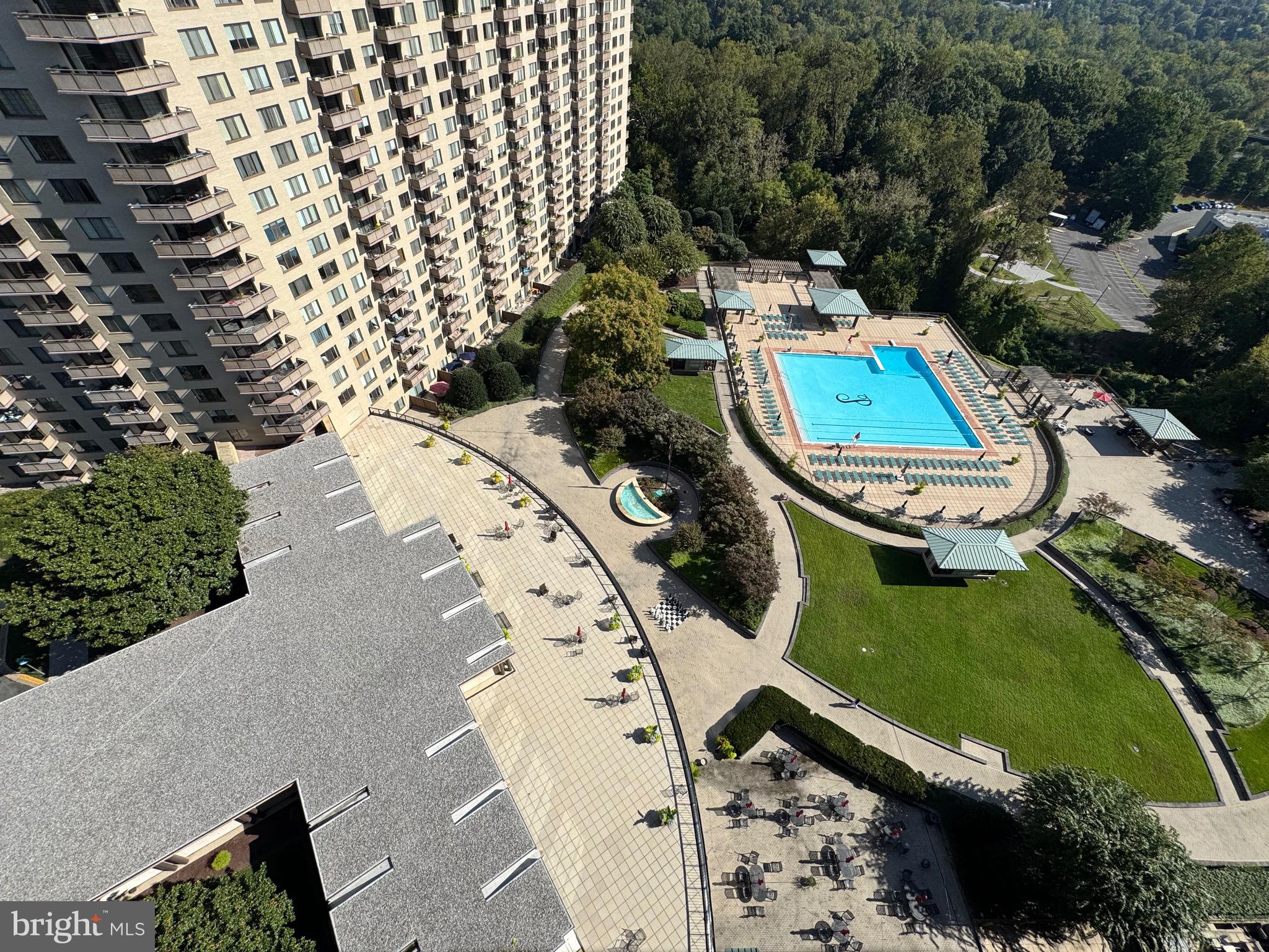 PROMENADE TOWERS - Residential