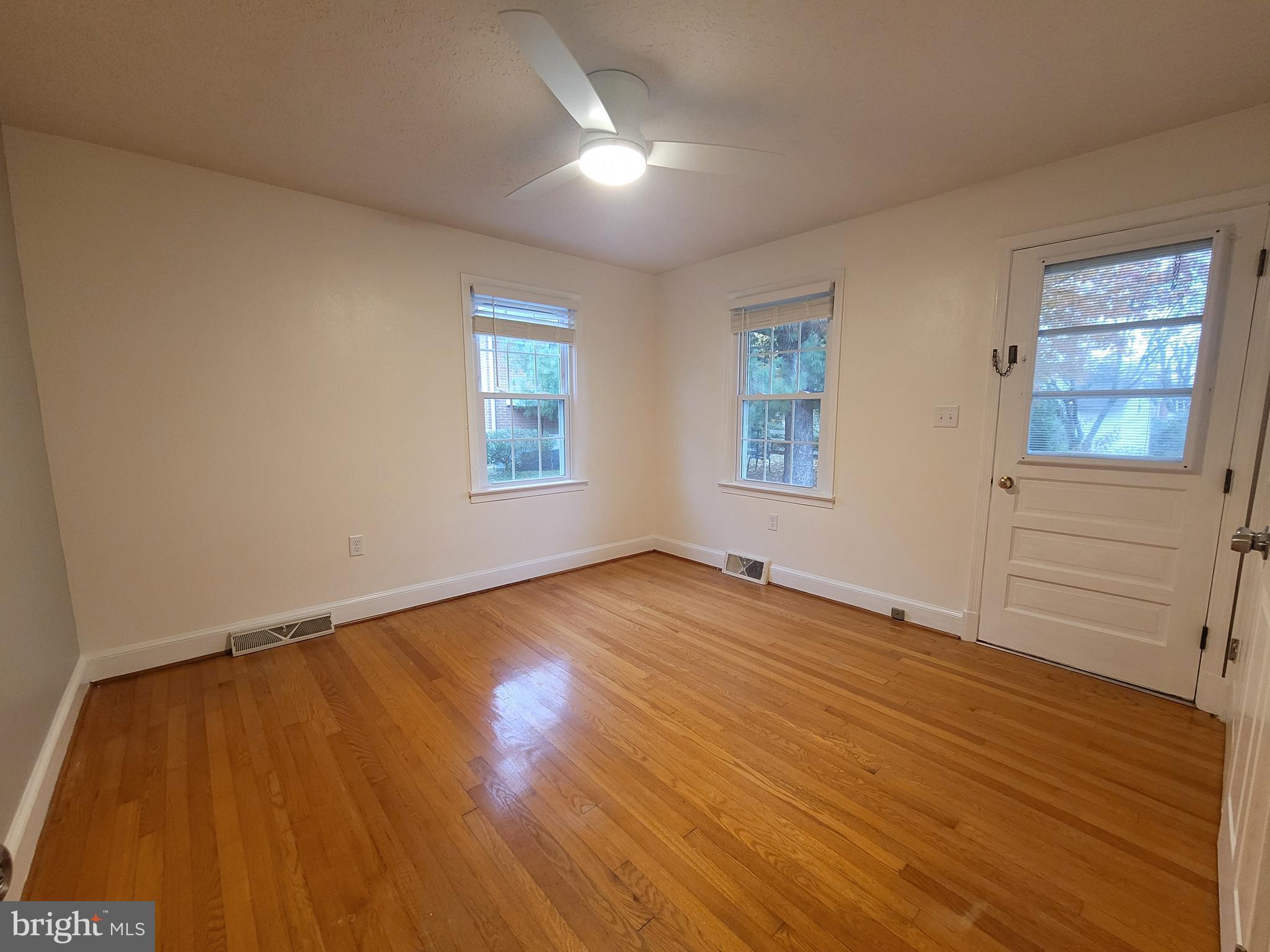 J H & E L HENRY - Residential Lease