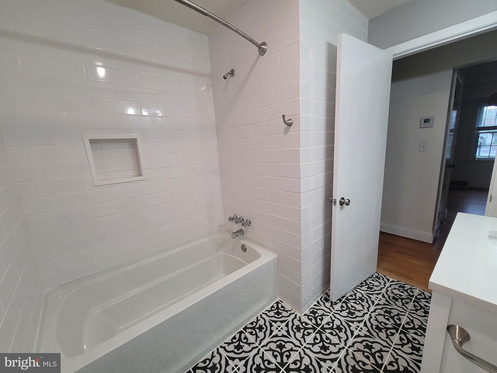 J H & E L HENRY - Residential Lease