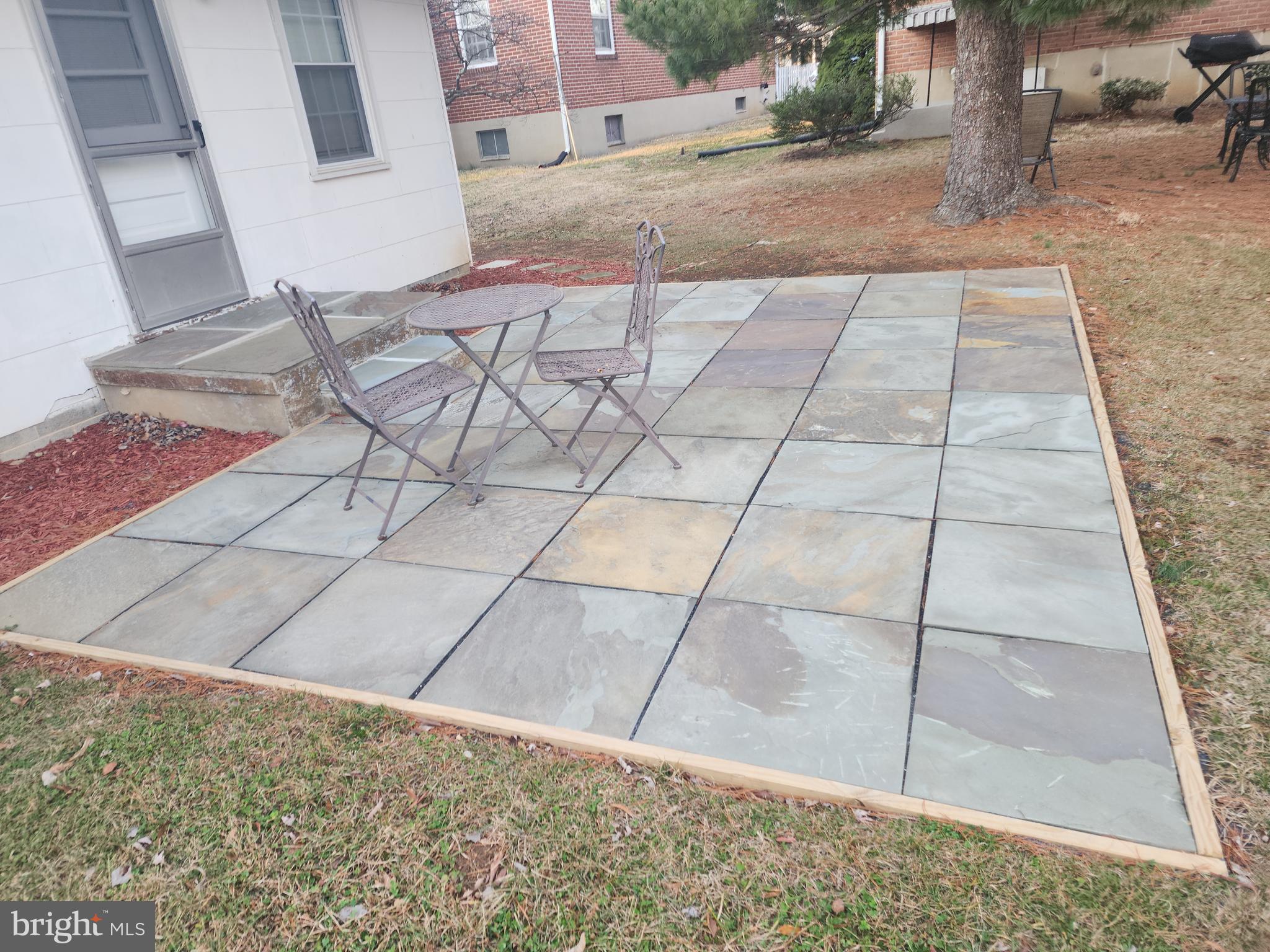 J H & E L HENRY - Residential Lease