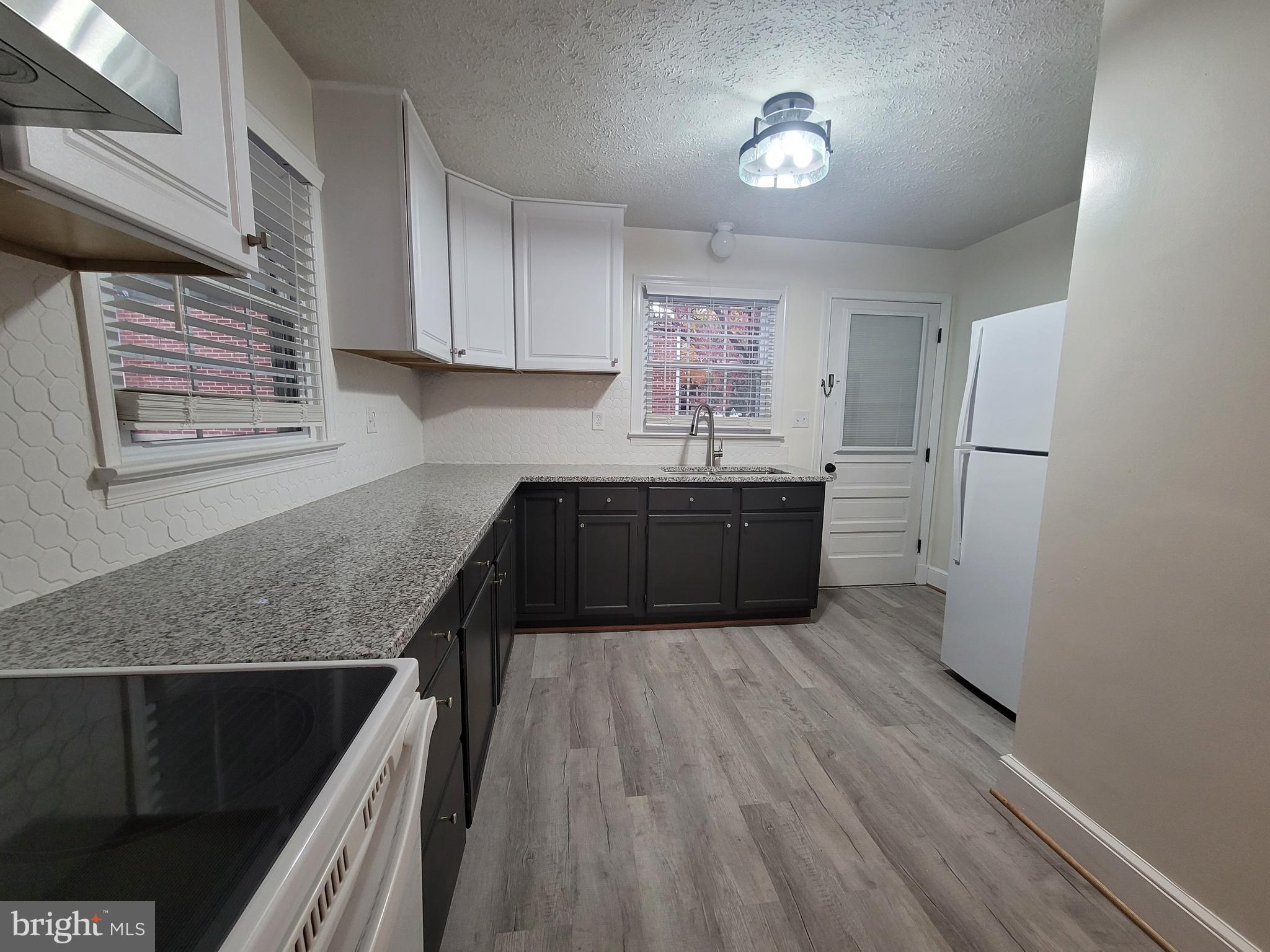 J H & E L HENRY - Residential Lease