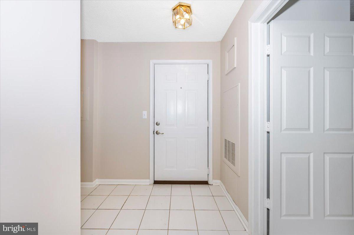10010 VANDERBILT CIRCLE 1-9